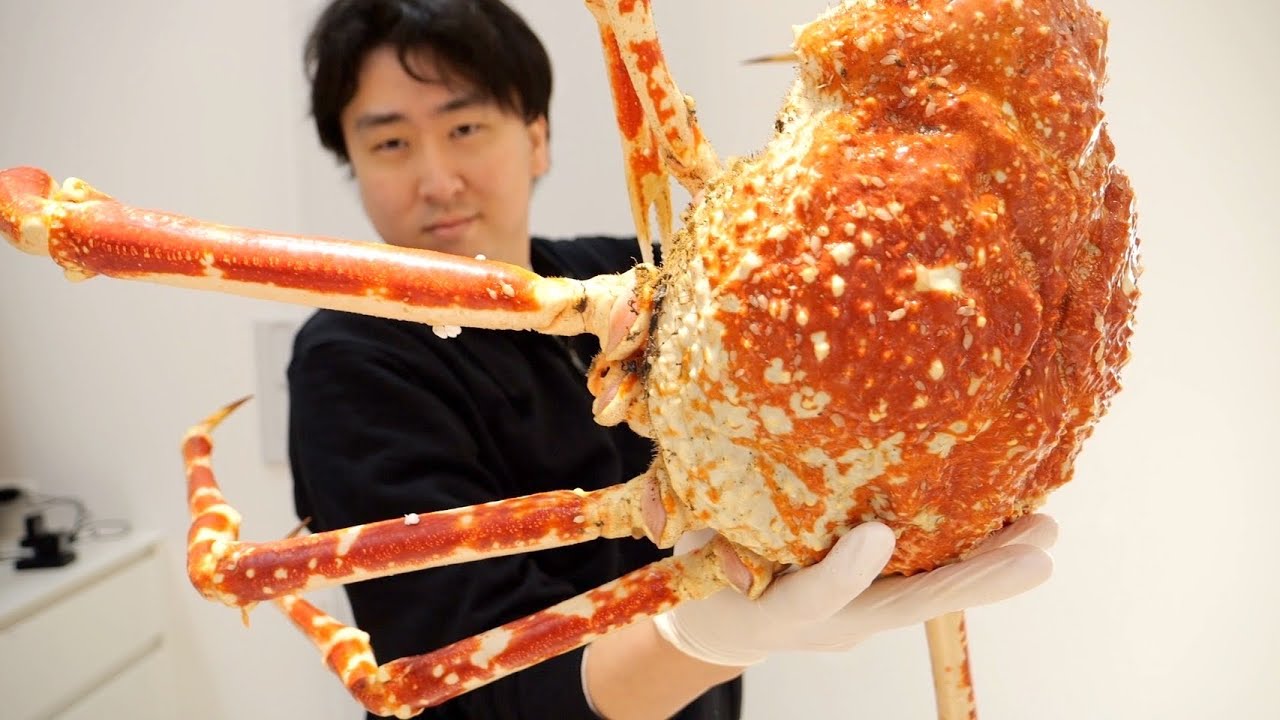 【怪物ガニ】1メートル超えのまだ生きてる巨大カニを豪快にさばいてアノ料理を作る！
