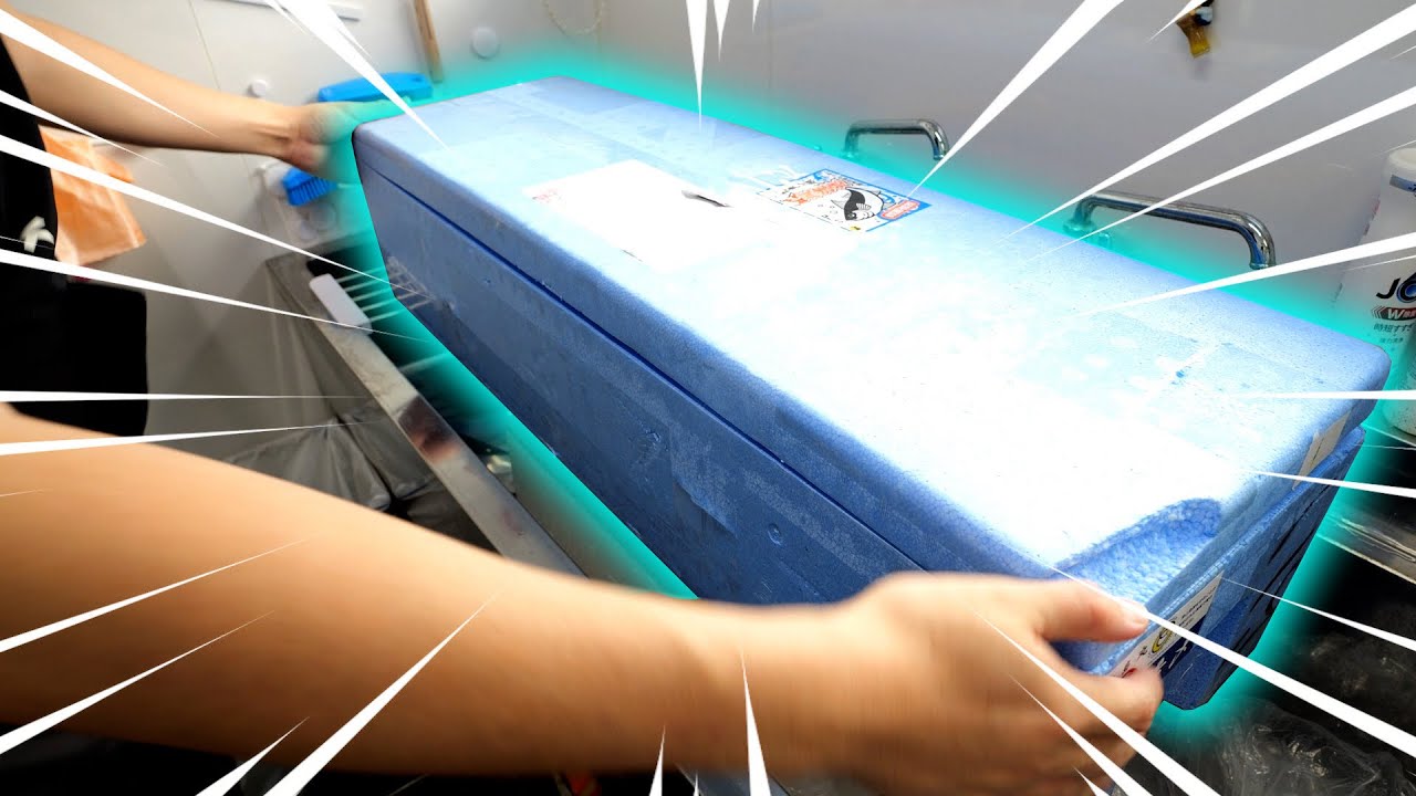 事務所から過去最大サイズの箱の海鮮ボックス届きました