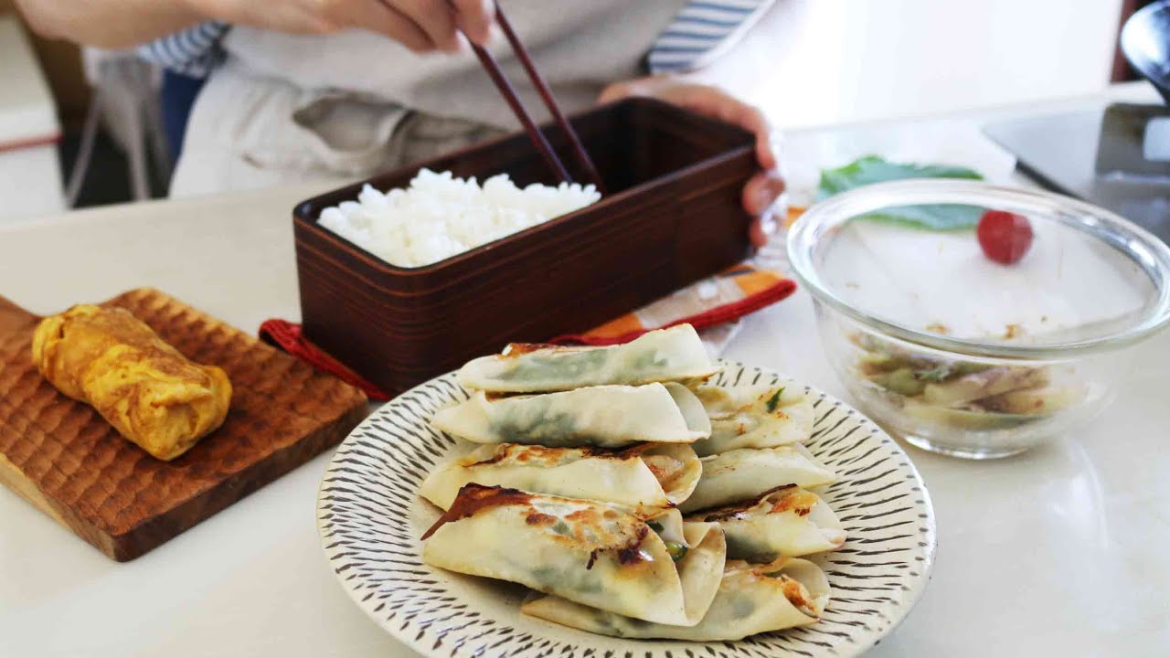 【お弁当作り】ヤバうまくて旦那が喜んだ！豚こまとキュウリのチーズ巻き棒餃子弁当bento＃908