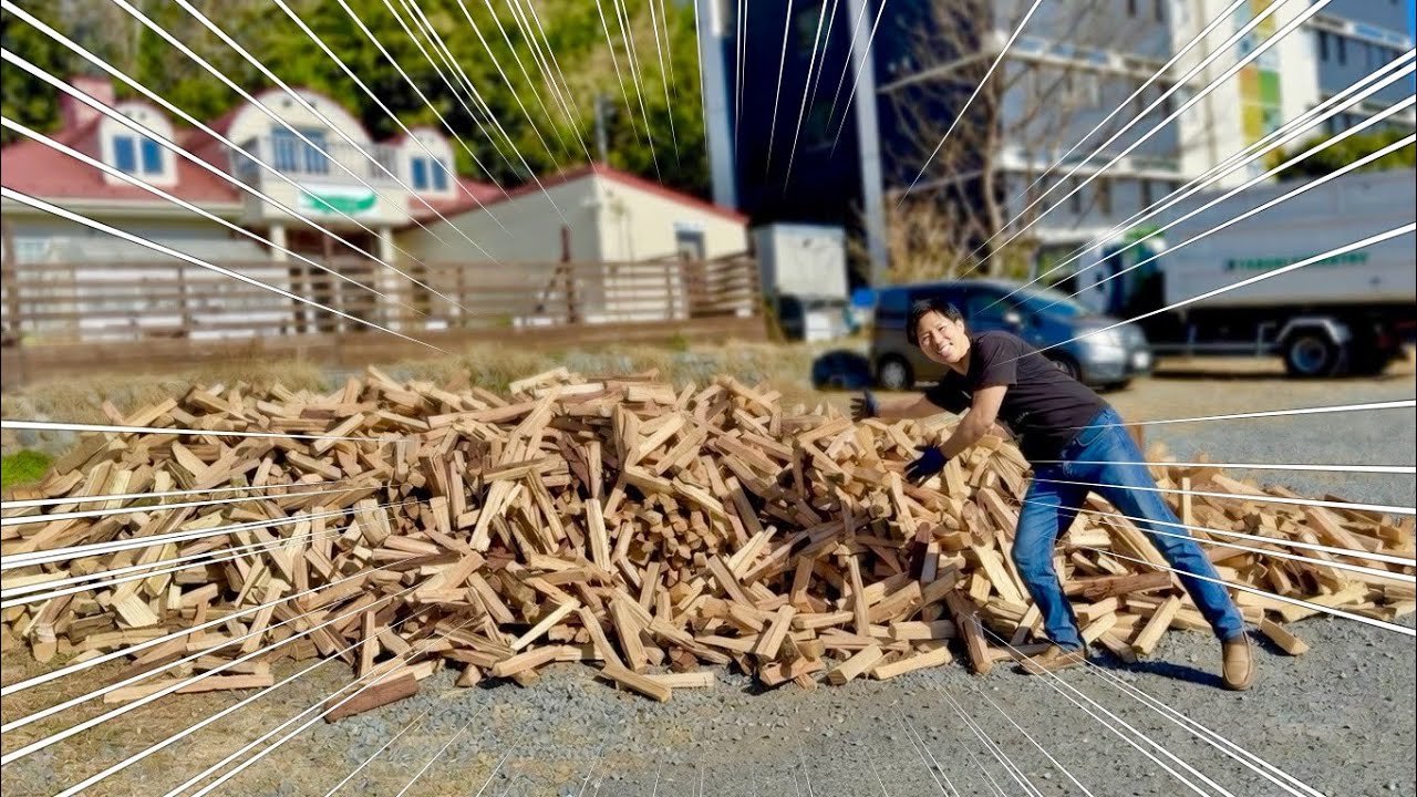 爬虫類館に大量の薪が届きました