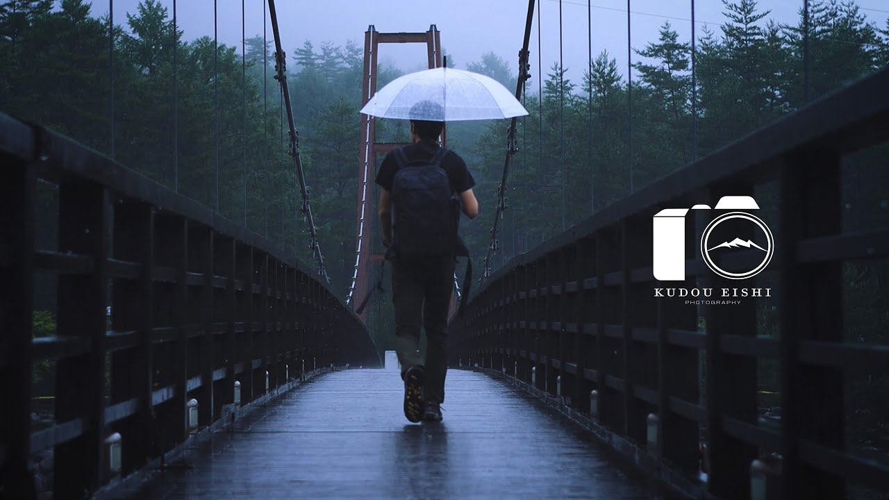 【風景写真】雨音と自然風景 - 緑に囲まれた寺