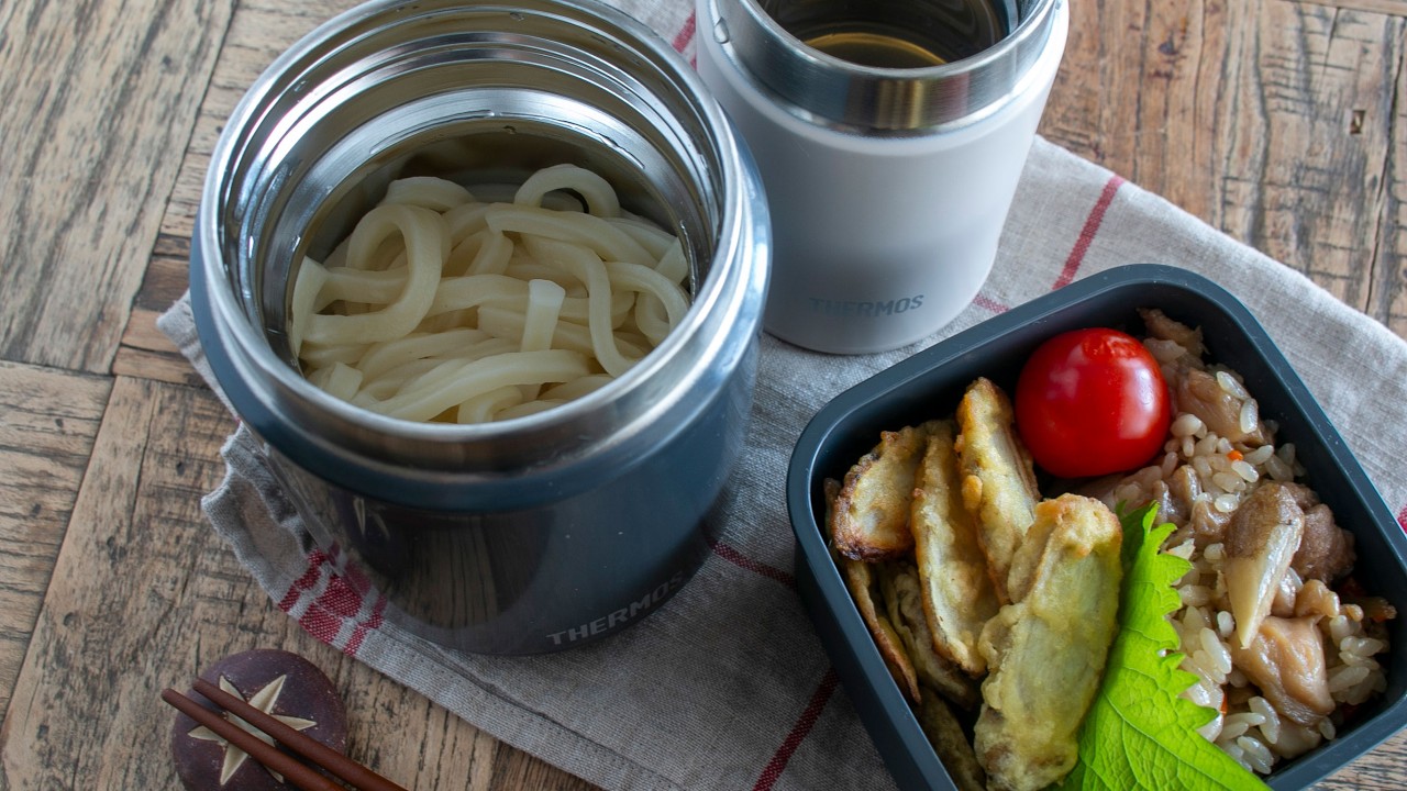 【お弁当作り】ウマすぎるうどんセット！！永久に食べられるごぼ天うどんとレンチンで作るかしわ飯弁当bento＃977